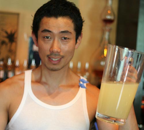 Kenta with the pre-mix daiquiri: 2 parts white rum, 3/4 parts simple syrup 1:1, 3/4 parts lime juice
