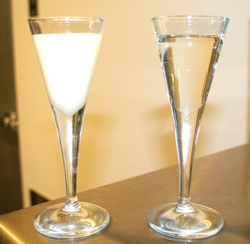 Macadamia-Oil Macadamia oil without simple on left, with simple on right.